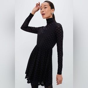NWT Tuckernuck Black Velvet Holiday
Burnout Turtleneck Rowan Dress Size Medium